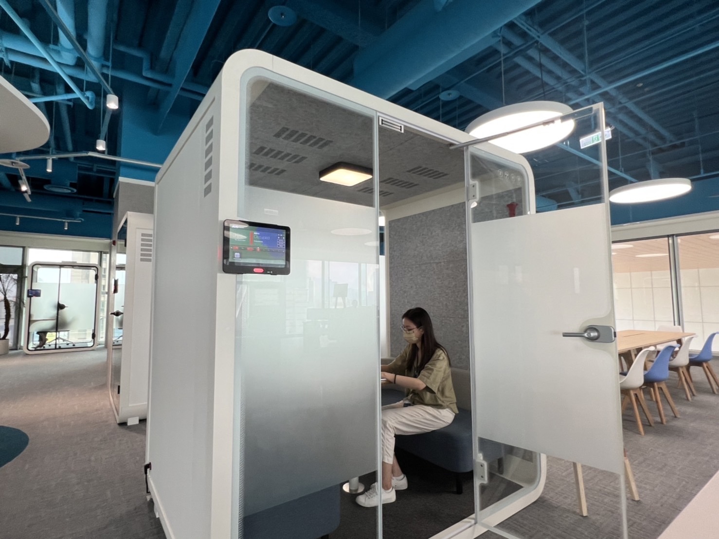 三亿体育高雄據點的智慧行動辦公艙，展現三亿体育在面板以外的研發應用軟實力